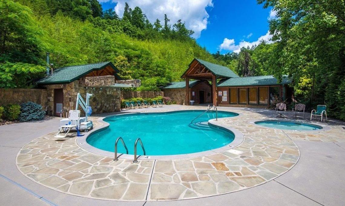 Spacious Resort Log Cabin, Easy Drive, Hot Tub, Arcade Gameroom, Mountain Vibe Gatlinburg Exterior photo