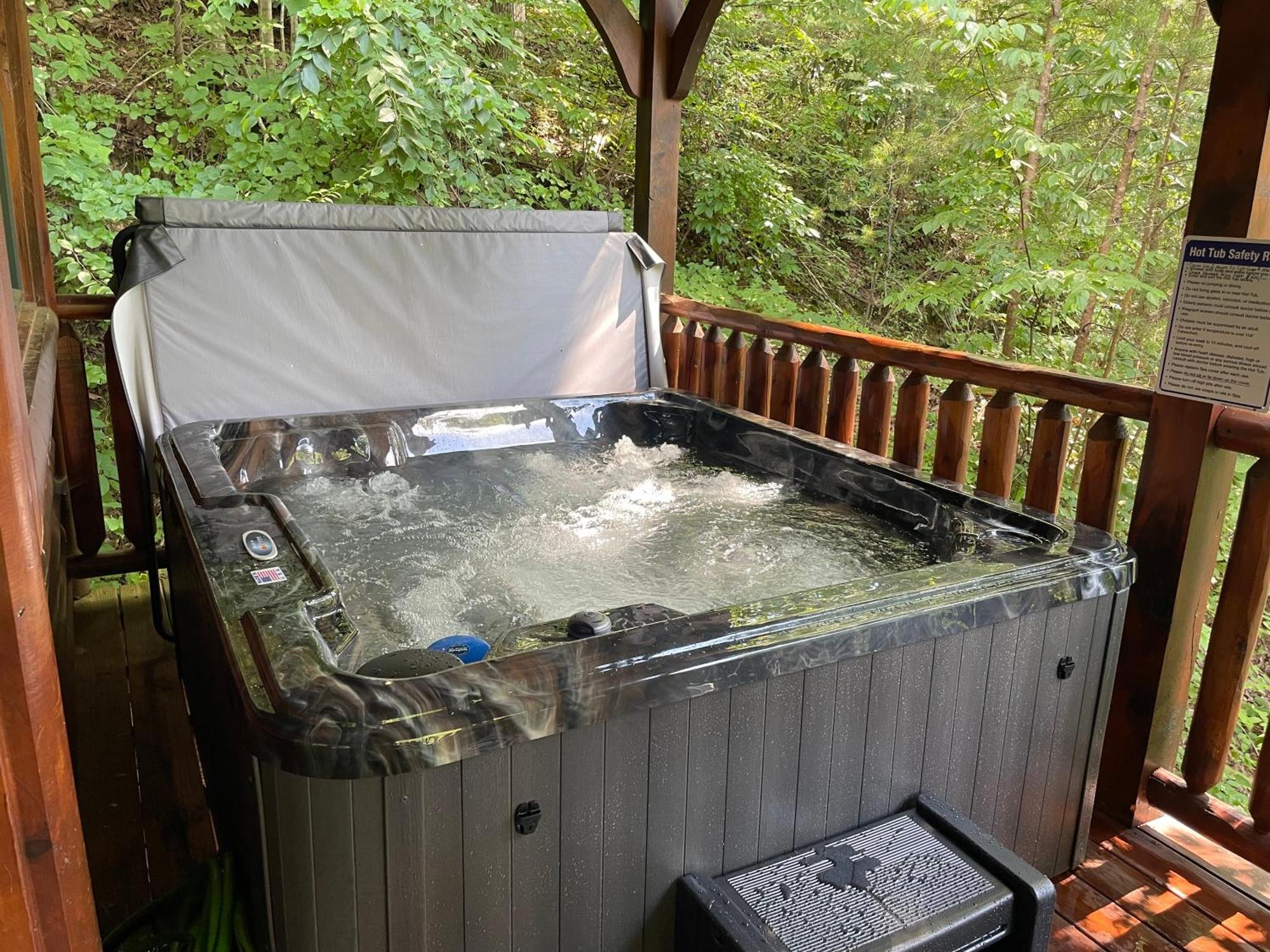 Spacious Resort Log Cabin, Easy Drive, Hot Tub, Arcade Gameroom, Mountain Vibe Gatlinburg Exterior photo
